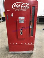 Coca-Cola pop machine -  w/key