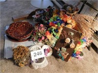 Bingo shelf: dried/paper flowers - baskets - etc.