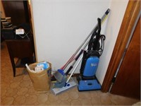 Hoover Wide Path Tempo vacuum - mops - brooms