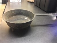 #10 cast iron footed skillet