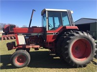 International 1086 Tractor with duals