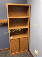 Bookcase with 2 doors at bottom