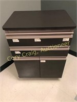 Nice base cabinet with 2 drawers and 2 doors