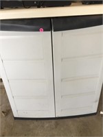 Lot of rubber maid cabinet