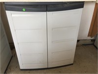 Lot of one rubber maid cabinet