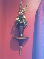 Lot of two sconces and two floral arrangements