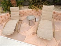 2 PATIO LOUNGE CHAIRS WITH END TABLE