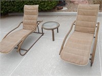 PAIR OF PATIO LOUNGE CHAIRS WITH END TABLE