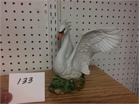 HomCo Porcelain Swan 1987 - 7" Tall