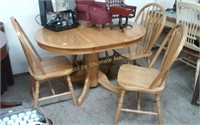 Oak oval/round table with 4 chairs 1 leaf