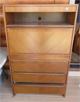 Dresser unit with (4) Drawers containing décor