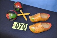 Holland wooden shoes and  maracas (1 LOT)