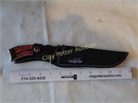 New Hunting Knife in Sheath