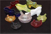GROUP MINIATURE COLORED GLASS HENS & SHOES