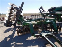 John Deere 650 27' Disc, 20" Blades