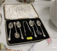Boxed silver plated tea spoons and sugar nips