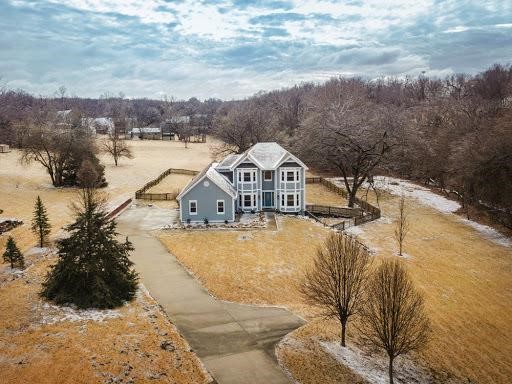 Country Estate Auction: 4 Bedroom Home on 2.5 Acres