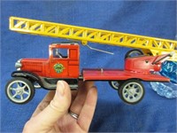 vintage metal toy fire truck (moveable ladder)