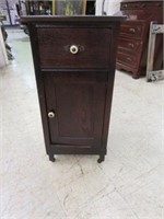 ANTIQUE AMERICAN OAK BEDSIDE CABINET ON CASTERS