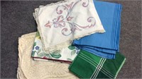 BOX OF ASSORTED VINTAGE LINENS