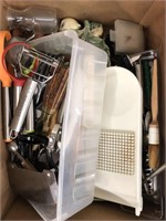Box of miscellaneous kitchen items