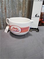Betty Crocker bowl w/ spout