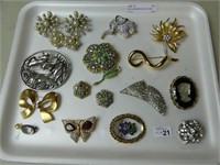 TRAY: DESIGNER AND COSTUME BROOCHES
