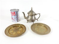 2 plats en bronze marocains + 1 théière en métal