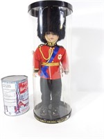 Figurines: soldat de la garde Royal en porcelaine
