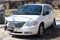 2005 Chrysler Town & Country ODO reads 133,152