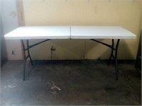 Folding banquet table