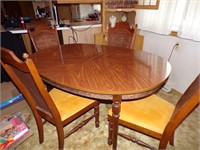 DINING ROOM TABLE W/ FOUR CHAIRS