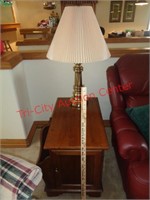 2 MATCHING END TABLES & BRASS LAMPS
