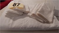 TABLECLOTH WITH 12 DINNER NAPKINS