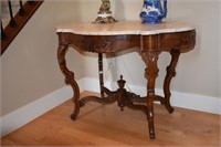 Early 1900's Victorian walnut parlor table