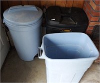 (3) Plastic trash cans (2) with lids