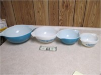 Pyrex Blue & White 4 Nesting Bowl Set