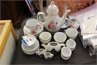 SELECTION OF CHILD'S TEA SET AND MORE