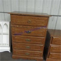 Upright dresser w/ 5 drawers
