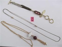 35) Lot of 3 pieces of costume necklaces;