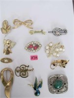 34) Lot of 13 pieces of costume jewelry;
