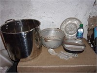 Metal pots and pans lot