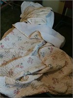 Bed linens to fit twin size bedding