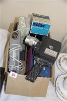 Box vintage camera sundries.