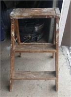 2 foot wood step ladder