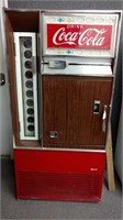 Coca Cola Bottle Pop Machine with Key