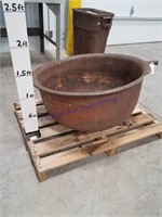 Cast iron kettle (planter)