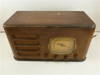 * Vintage Delco Model R3210 Radio - Light Works
