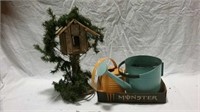 Birdhouse and 2 watering cans
