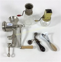 Lot: 5 kitchen items, grinders, choppers, more